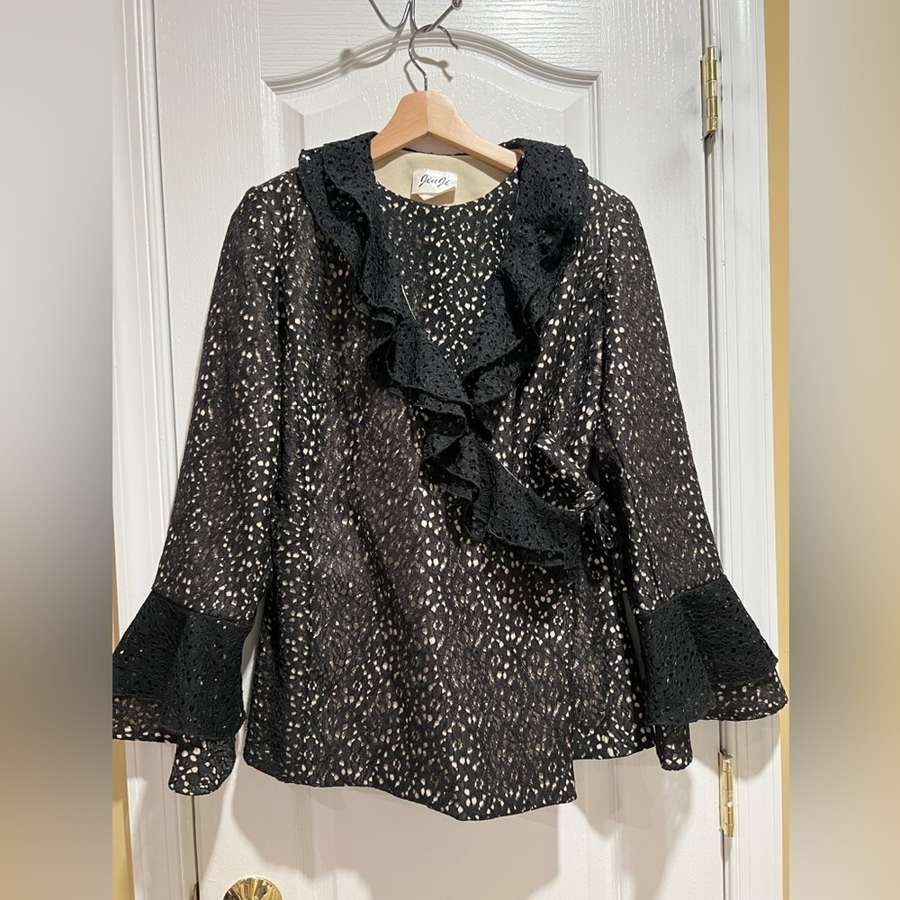 Beautiful Jin Ji lace wrap top/coat. Size small